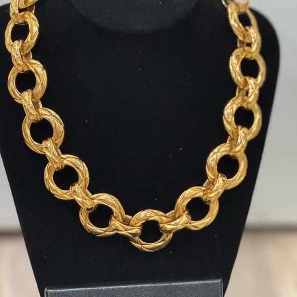Vintage CHANEL 24k Gold Plated 1970s Chunky Statement Engraved Choker Necklace - Picture 3 of 9